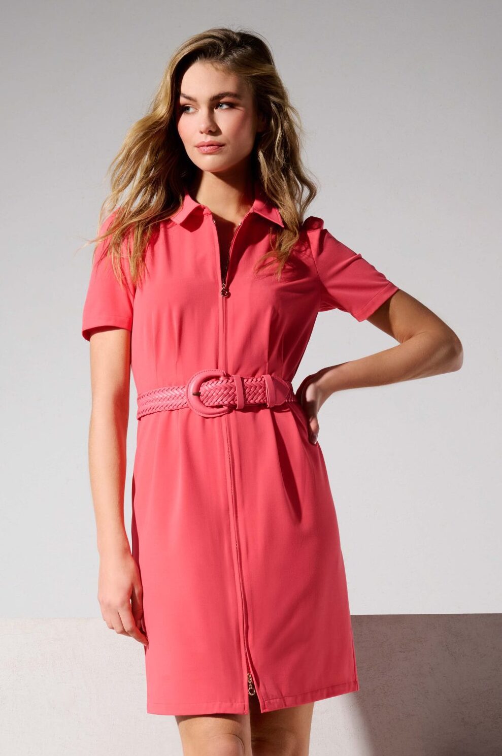 Jurk met rits en riem Y658 Coral – Village Collection - Main Image